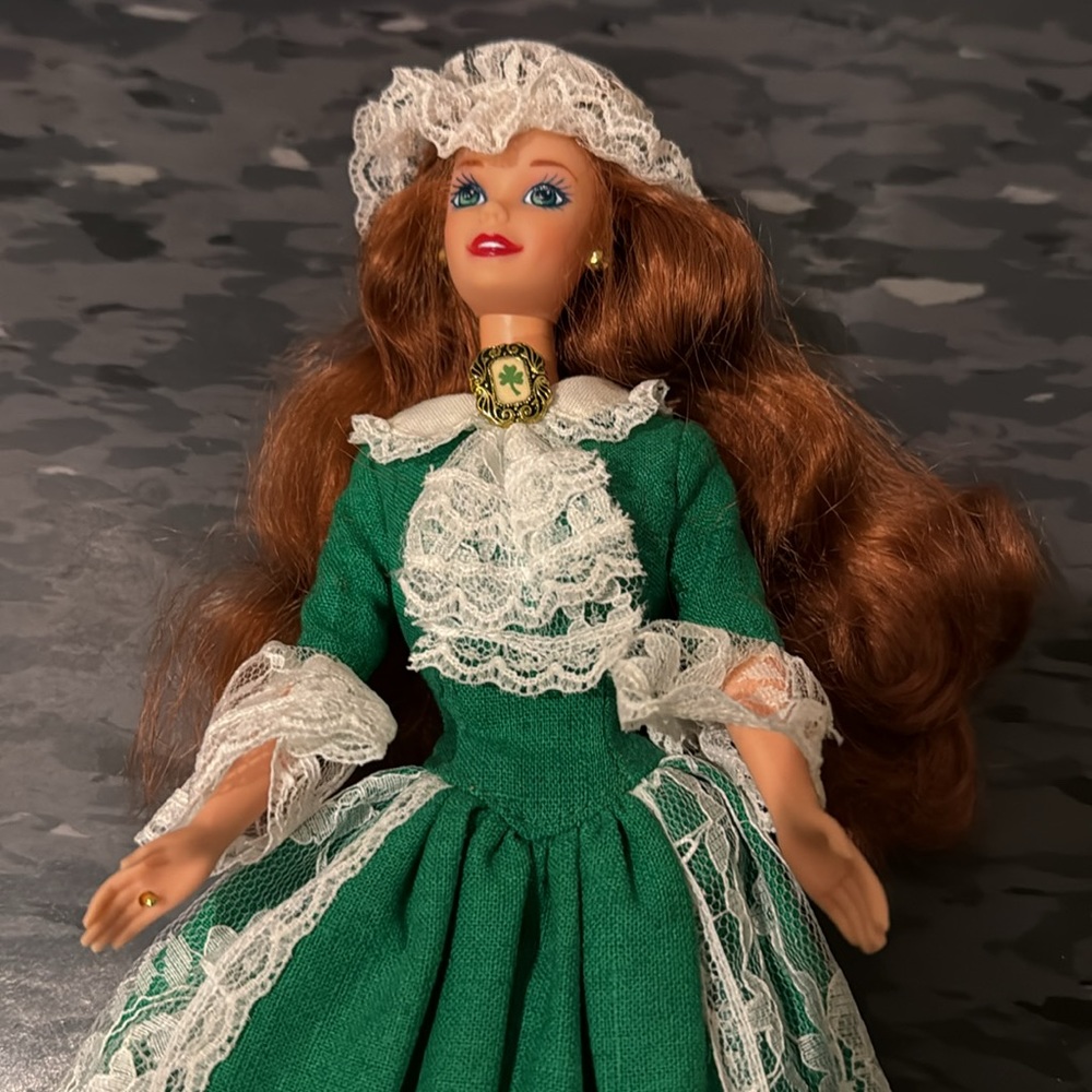 Dolls of the World: Irish Barbie - Picture 9 of 9